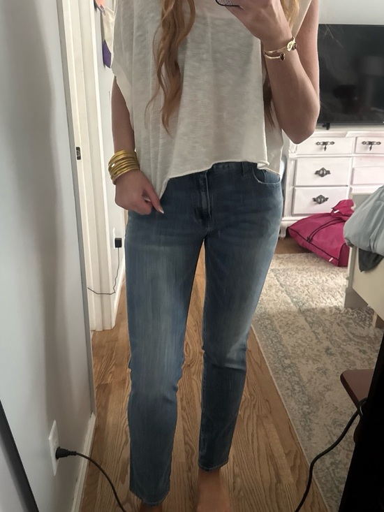 American Eagle Outfitters Denim - Classic Straight-Leg Women's Jeans in Medium Blue American Eagle
